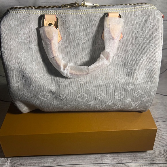 Fashion Handbag - Picture 3 of 4